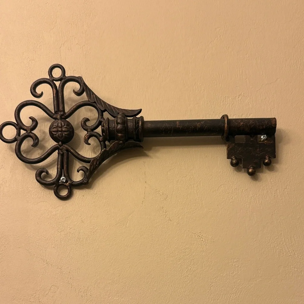 Vintage-Style Brown Wall Key Decor